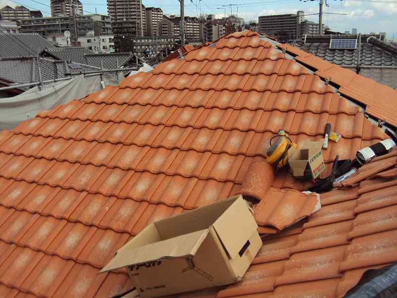 屋根の葺き替えと防水シート交換事例